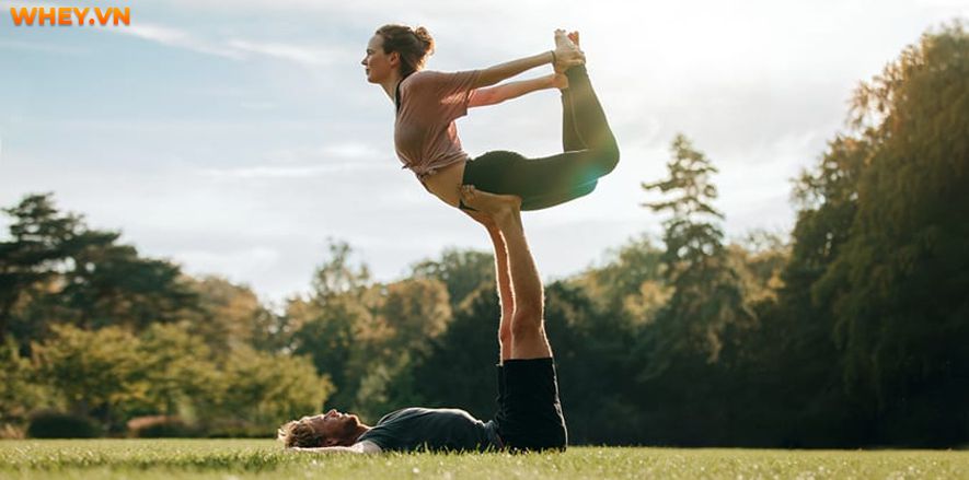 Hình thức tập Acro Yoga là gì? Bài viết này Wheyhop sẽ giúp bạn tìm hiểu chi tiết hơn về Acro Yoga và 5 tư thế Acro Yoga cho người mới bắt đầu...