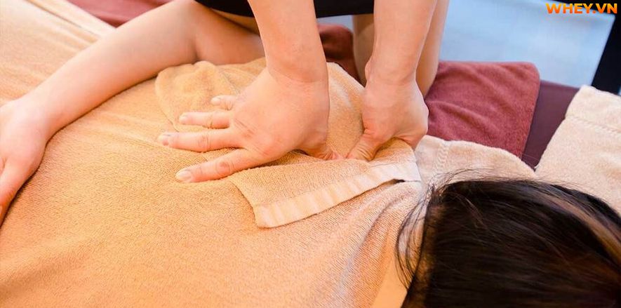 Shiatsu massage là một liệu pháp sử dụng ngón tay cái và lòng bàn tay để xoa bóp và tạo áp lực lên da. Từ đó, năng lượng bên trong sẽ được đánh thức giúp máu...