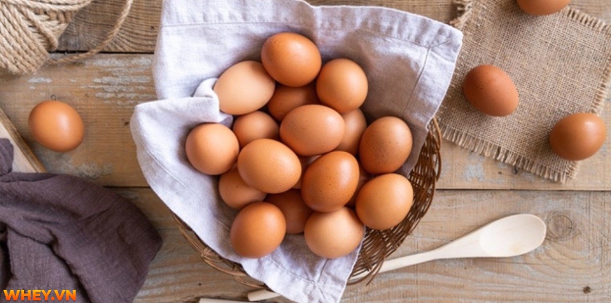 Trứng gà -  được coi như là một thực phẩm vàng giá rẻ" cho mọi chế độ ăn uống lành mạnh với dồi dào nguồn dinh dưỡng dồi dào như protein, chất béo tốt, canxi...